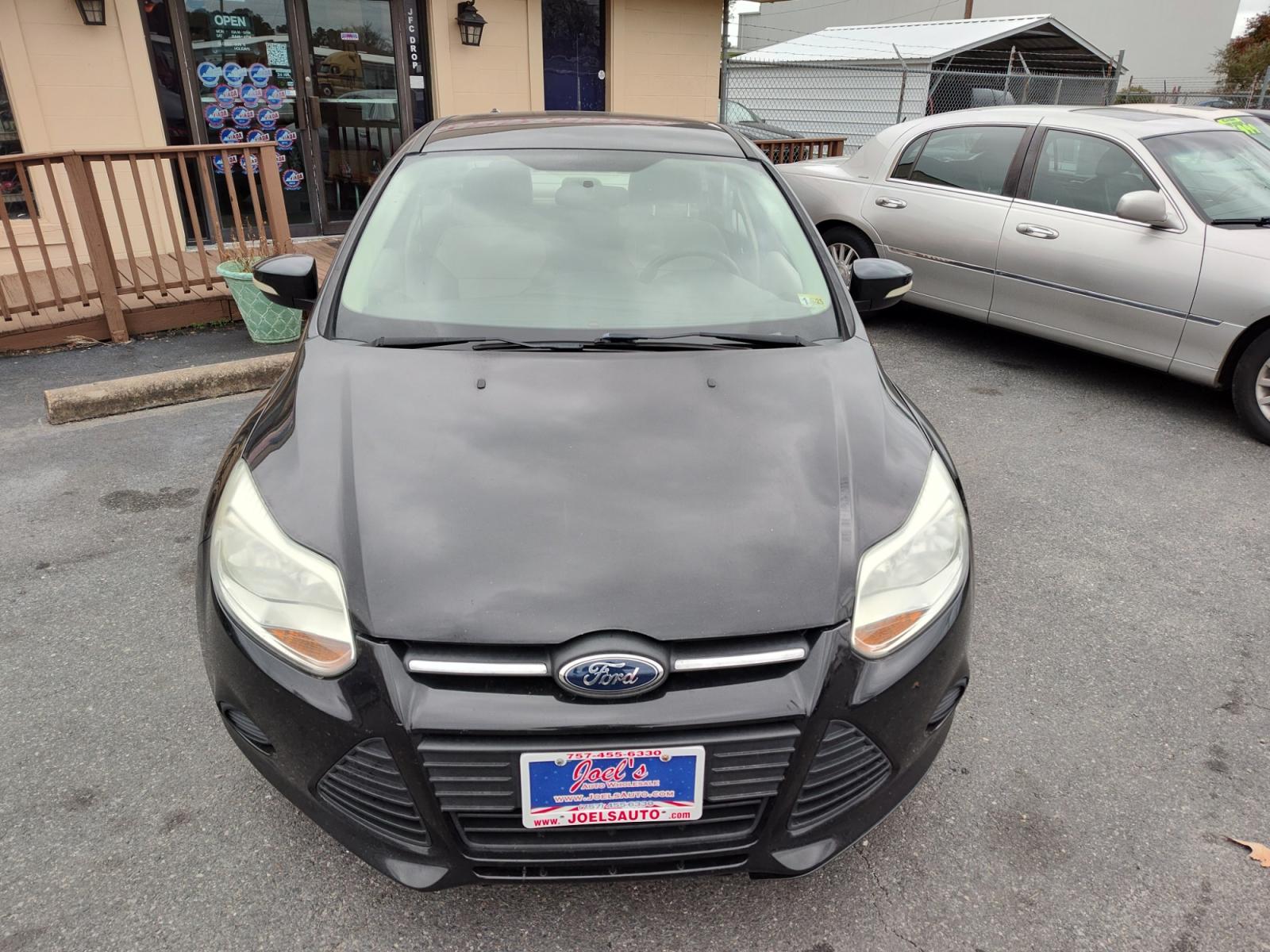 2014 Black Ford Focus (1FADP3F27EL) , Automatic transmission, located at 5700 Curlew Drive, Norfolk, VA, 23502, (757) 455-6330, 36.841885, -76.209412 - Photo #4